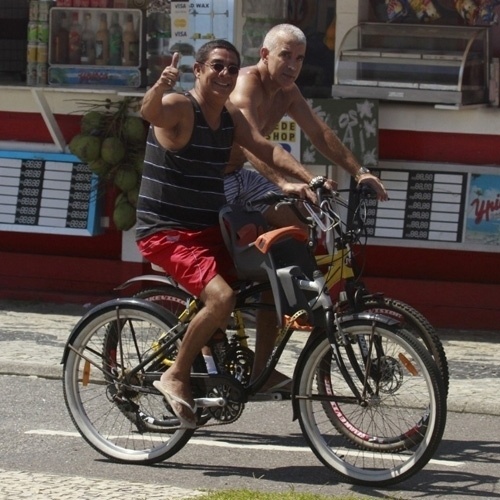 Zeca Pagodinho anda de bicicleta pela orla, para melhorar o condicionamento físico