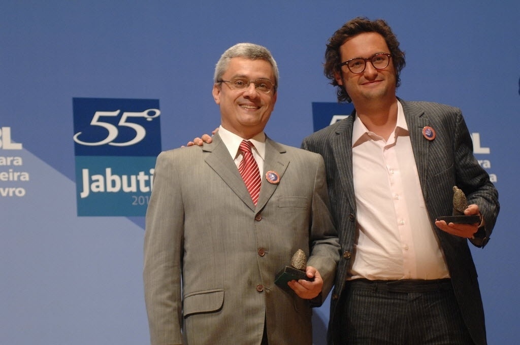 13.nov.2013 - Mário Magalhães (à esq.) recebe o prêmio de Melhor Biografia por "Marighella"  - Reinaldo Canato/UOL