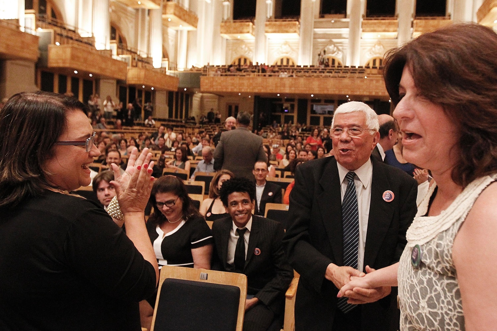 13.nov.2013 - O escritor Audálio Dantas (centro), vencedor do prêmio de livro do ano de não ficção pela obra "As Duas Guerras de Vlado Herzog: da perseguição nazista na Europa à morte sob tortura no Brasil" - Reinaldo Canato/UOL