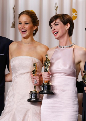 24.fev.2013 - Anne Hathaway, à direita, foi substituída por Jennifer Lawrence em "O Lado Bom da Vida" - Getty