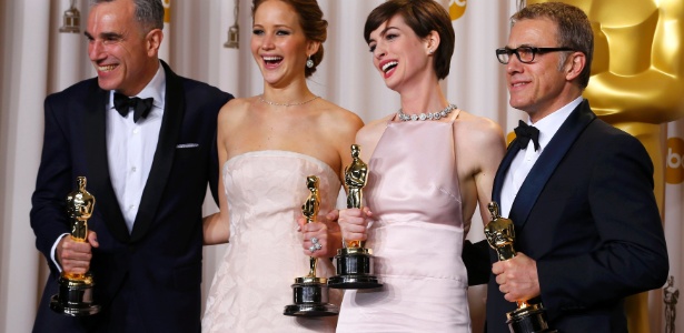 Anne Hathaway posa ao lado de outros vencedores do Oscar em 2013 - Getty