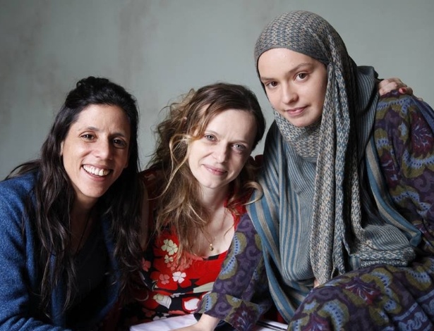 A diretora Maria Florencia Alvarez ao lado das atrizes Maria Luiza Mendonça e Martina Juncadella - Reprodução/Facebook