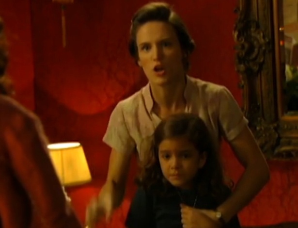 Em "Joia Rara", Amélia se desespera ao ver Pérola no Cabaré