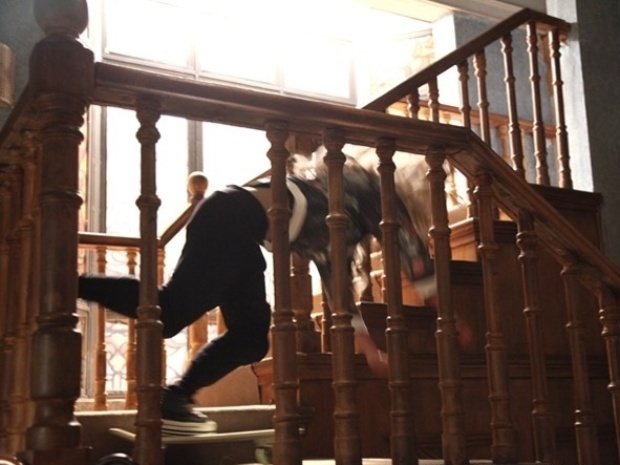 Em "Malhação", Meg cai da escada após discutir com Sofia