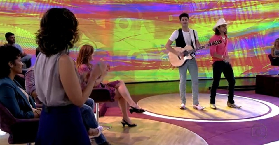 No "Encontro" que foi ao ar no dia 12 de setembro de 2012, Fátima Bernardes recebeu a dupla Munhoz e Mariano e dançou ao som da música "Camaro Amarelo"