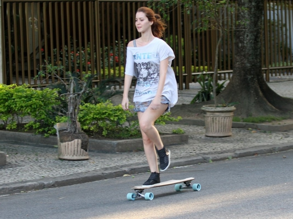 15.nov.2013- Nathalia Dill curte feriado andando de skate pelas ruas da Barra da Tijuca, no Rio