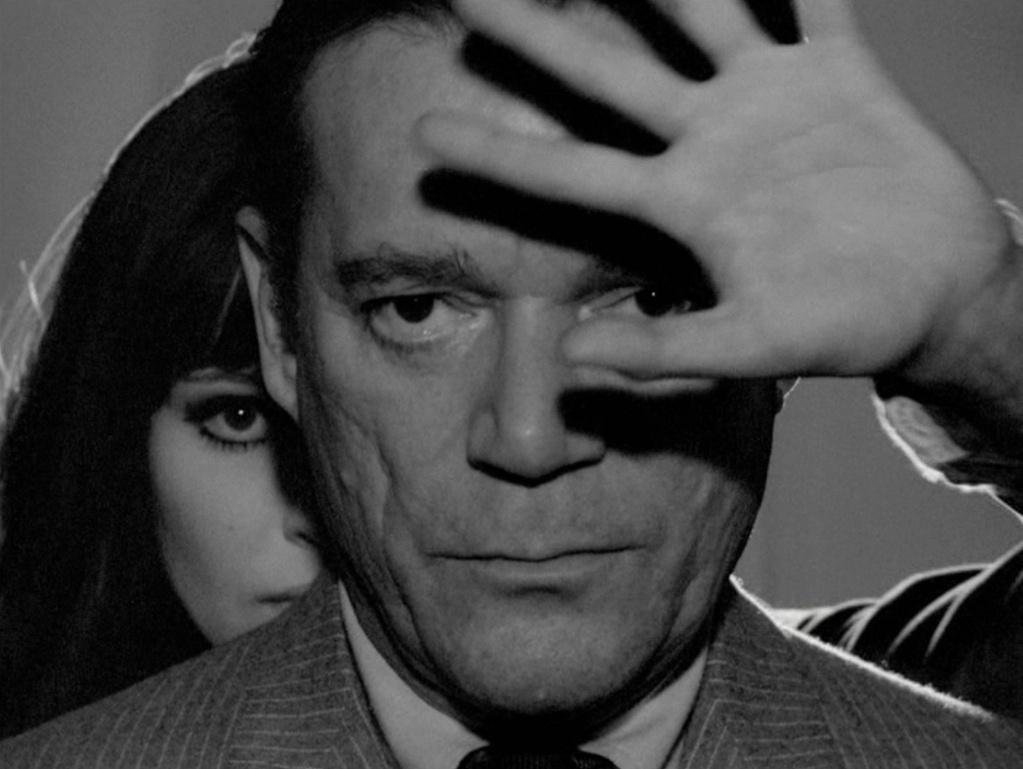 "Alphaville" (1965) - Na história distópica de Jean-Luc Godard, estrelada por Eddie Constantine e Anna Karina, o agente Lemy Caution é enviado à uma cidade futurista para tentar destruir o computador Alpha 60, que aboliu os sentimentos da população. Vinte anos depois do filme, o nome da cidade voltou à cena com a banda alemão de synthpop Alphaville, dos sucessos "Forever Young" e "Big in Japan" - Reprodução