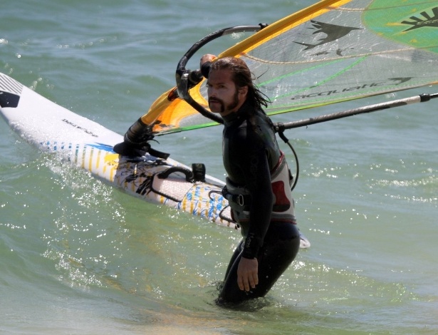 Claudio Henrich mostra habilidade e radicaliza dando looping com wind surf na praia da Barra da Tijuca