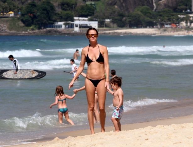 Letícia Birkheuer curte praia com o filho João Guilherme em Ipanema