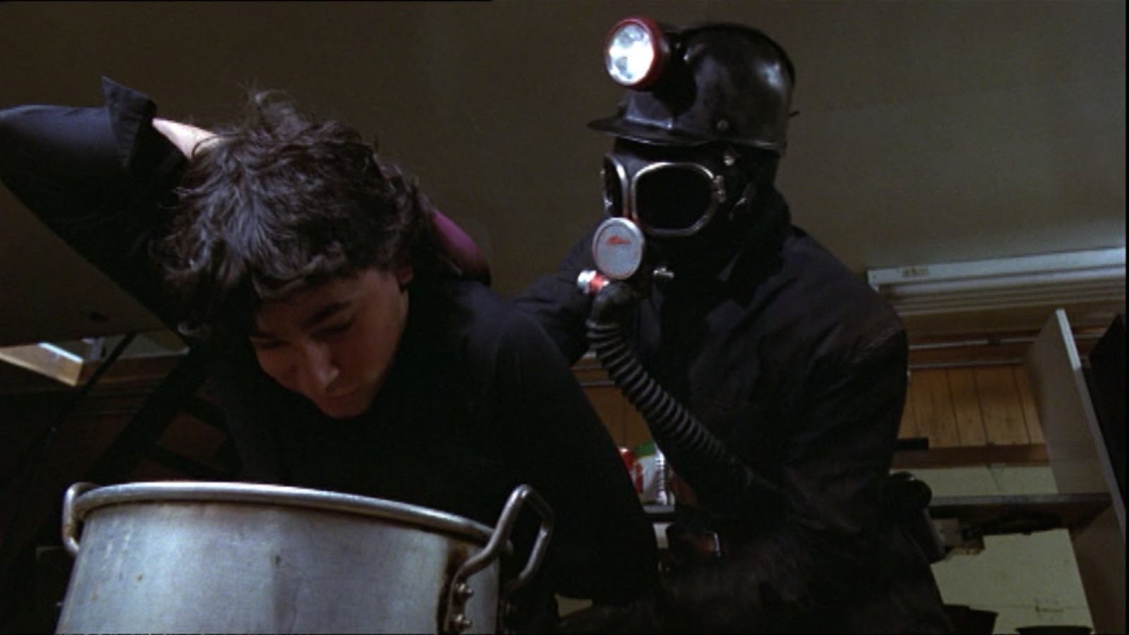 ?My Bloody Valentine? (1981) ? O terror "b" canadense "My Bloody Valentine" segue a esteira de filmes como "Halloween" e "Sexta-Feira 13". A história trata das consequências de um terrível assassinato em massa de 22 pessoas, em pleno Dia dos Namorados.Famoso por ter tido cerca de 9 minutos de cenas violentas censuradas, o longa inspirou a banda de rock alternativo irlandesa de mesmo nome - Reprodução