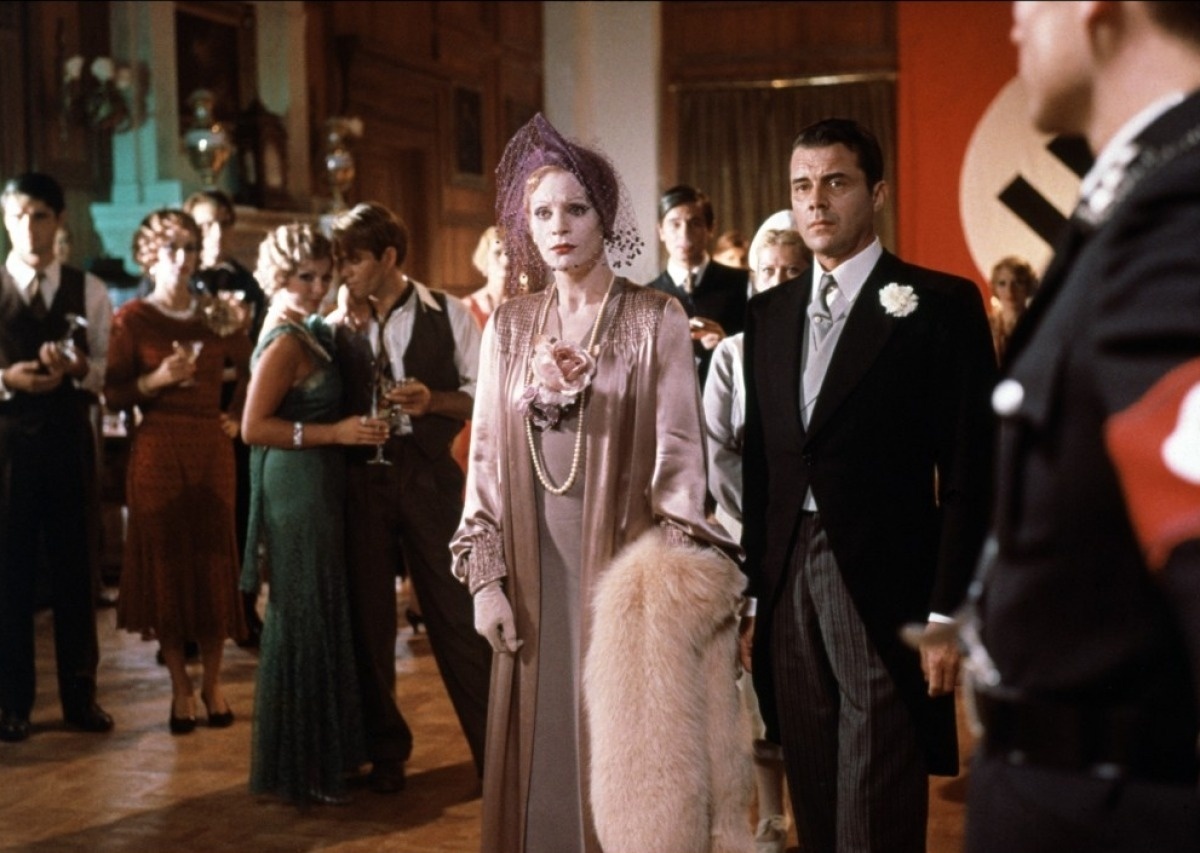"The Damned" (1969) ? A produção ítalo-germânica é conhecida como a primeira da "trilogia alemã" do cineasta Luchino Visconti, que depois filmaria ?Morte em Veneza? (1971) e ?Ludwig? (1973). Durante a era nazista, uma família aristocrática empreende uma verdadeira guerra interna para chegar ao poder. Na Londres cinza de 1976, o punk toma o título emprestado pelo grupo "The Damned", do vocalista David Vanian - Reprodução