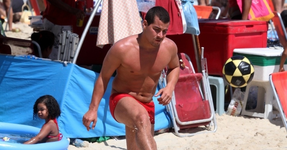 Thiago Martins joga futevôlei na praia do Leblon