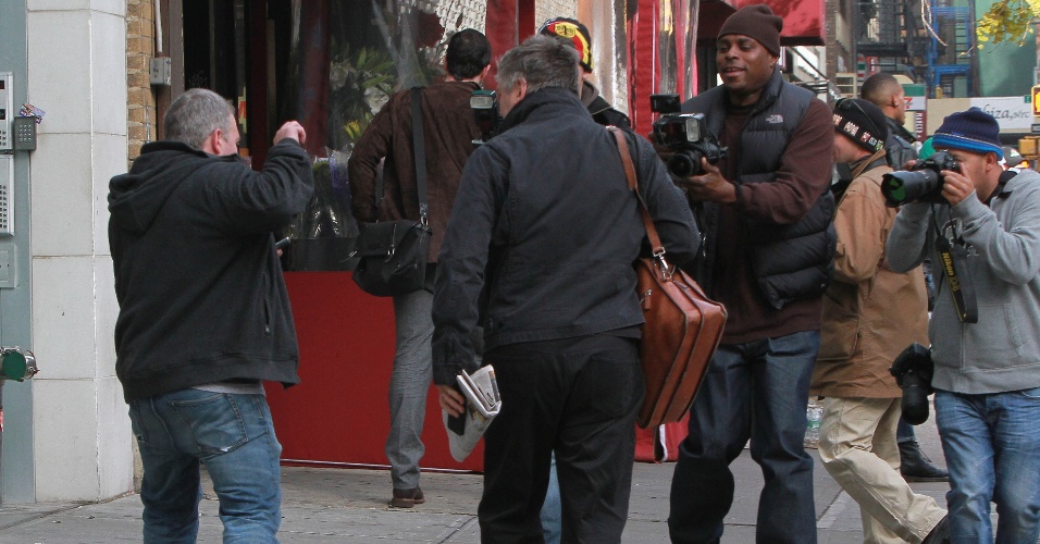 15.nov.2013 -  Alec Baldwin cria caso com o paparazzo que o perseguia em Nova York