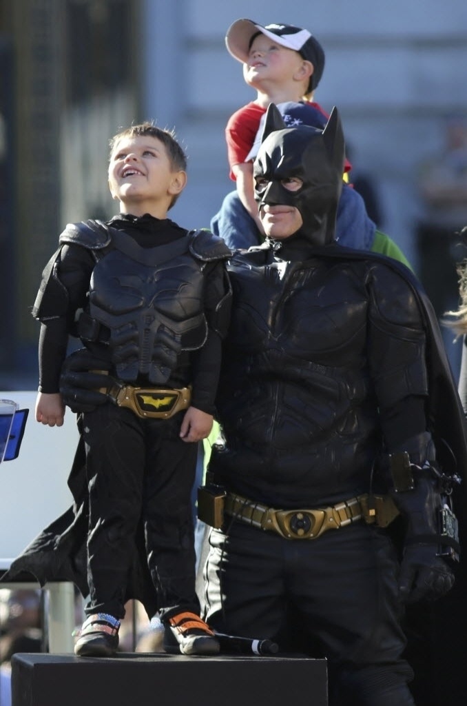 15.nov.2013 - Garoto vive Batman por um dia em San Francisco - Robert Galbraith/Reuters