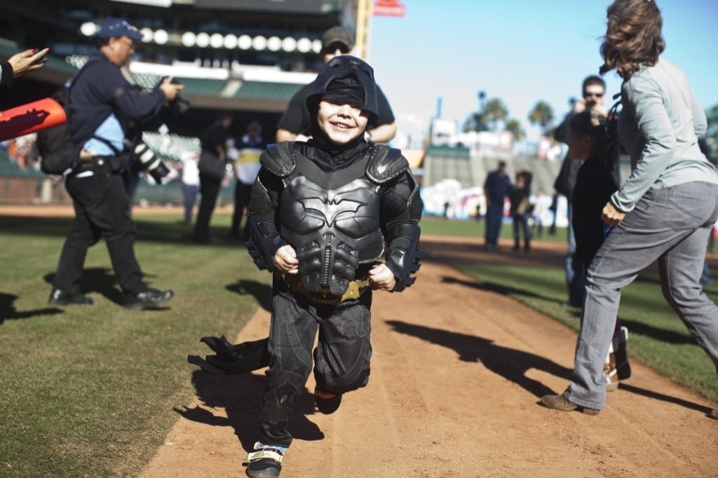 15.nov.2013 - Garoto vive Batman por um dia em San Francisco - Ramin Talaie/Getty Images/AFP