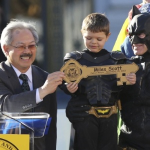 15.nov.2013 - Garoto vive Batman por um dia em San Francisco - Robert Galbraith/Reuters