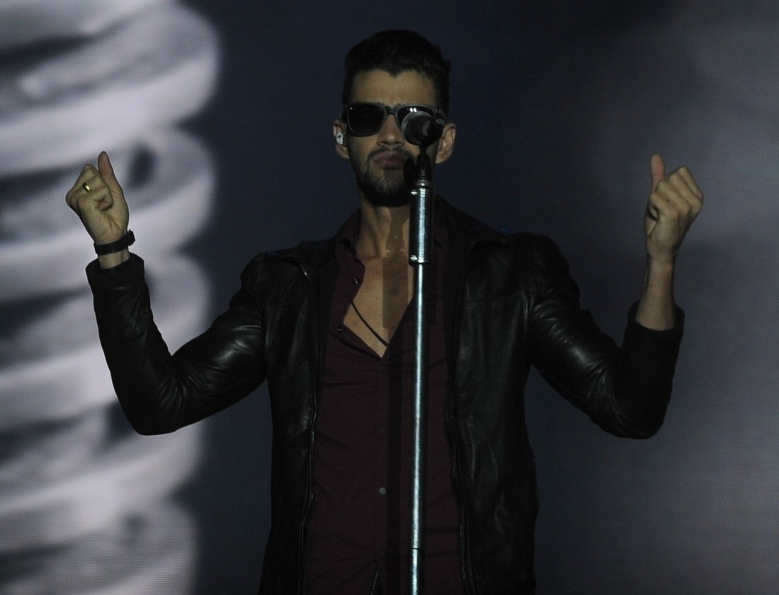 15.nov.2013 - Gusttavo Lima se apresenta na primeira noite da 8ª edição do festival sertanejo "Caldas Country Show" - Francisco Cepeda / AgNews