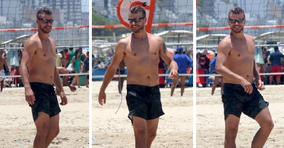 16.nov.2013 - Na quente tarde deste sábado (16), Rodrigo Hilbert é clicado jogando vôlei sem camisa na Praia do Leblon, no Rio. O ator estava disputando uma partida com os seus amigos cariocas