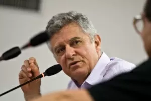O jornalista e escritor Humberto Werneck durante debate do Festival de Biografias, em Fortaleza - Marlene Bergamo/Folhapress/7.jul.2011