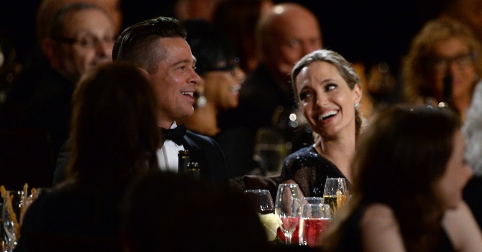 16.nov.2013 - Angelina Jolie e o marido, Brad Pitt, durante a cerimônia Governors Awards, em Hollywood, que teve a presença de Tom Hanks, Jake Gyllenhaal, Diane Keaton, Emma Thompson e Harrison Ford