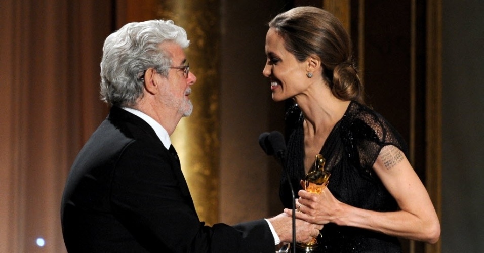 16.nov.2013 - Angelina Jolie recebeu o Jean Hersholt Humanitarian Award - idêntico ao Oscar "clássico". Jolie recebeu o prêmio das mãos de George Lucas, criador da saga "Guerra nas Estrelas", depois de um discurso de homenagem da veterana atriz Gena Rowlands
