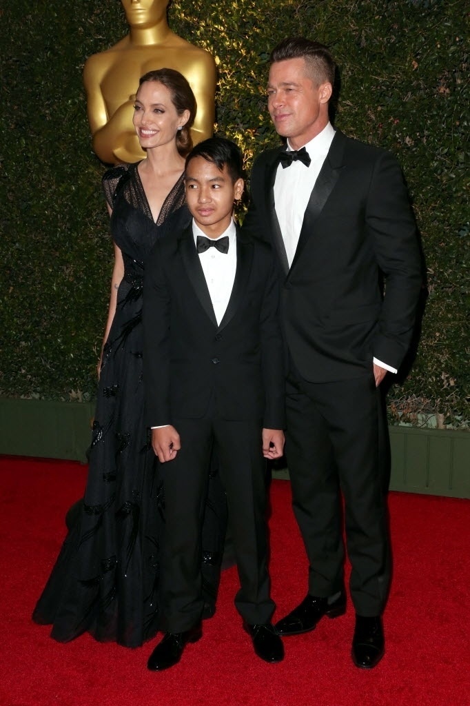 16.nov.2013 - Angelina Jolie vai à premiação do "Oscar" humanitário acompanhada do marido, Brad Pitt, e do filho mais velho, Maddox