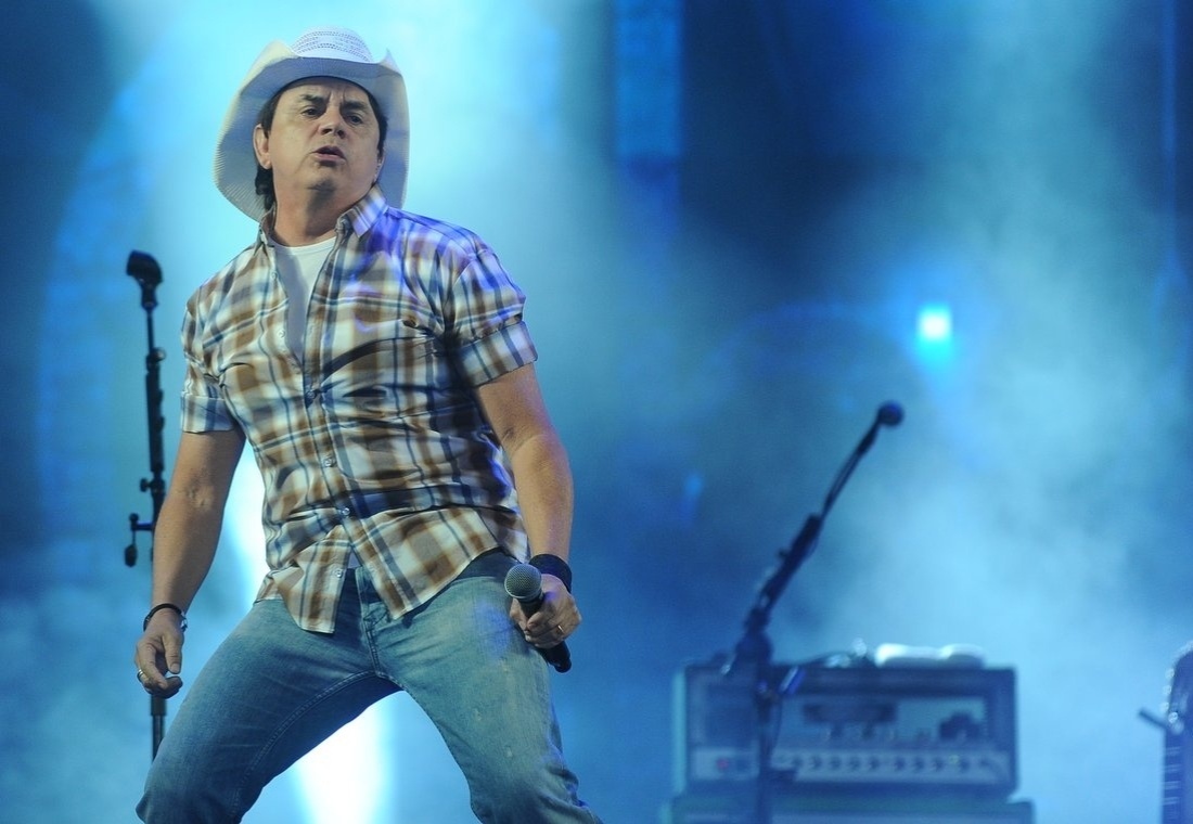 16.nov.2013 - Show do Chitãozinho e Xororó no festival sertanejo de Caldas Novas (GO) - AgNews