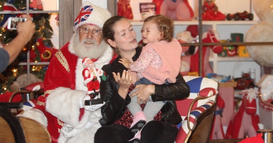 17.nov.2013 - Bianca Castanho leva a filha, Cecília, para tirar foto com o Papai Noel em um shopping carioca, na noite deste domingo (17). Assustada, a pequena ameaçou chorar ao ver o bom velhinho