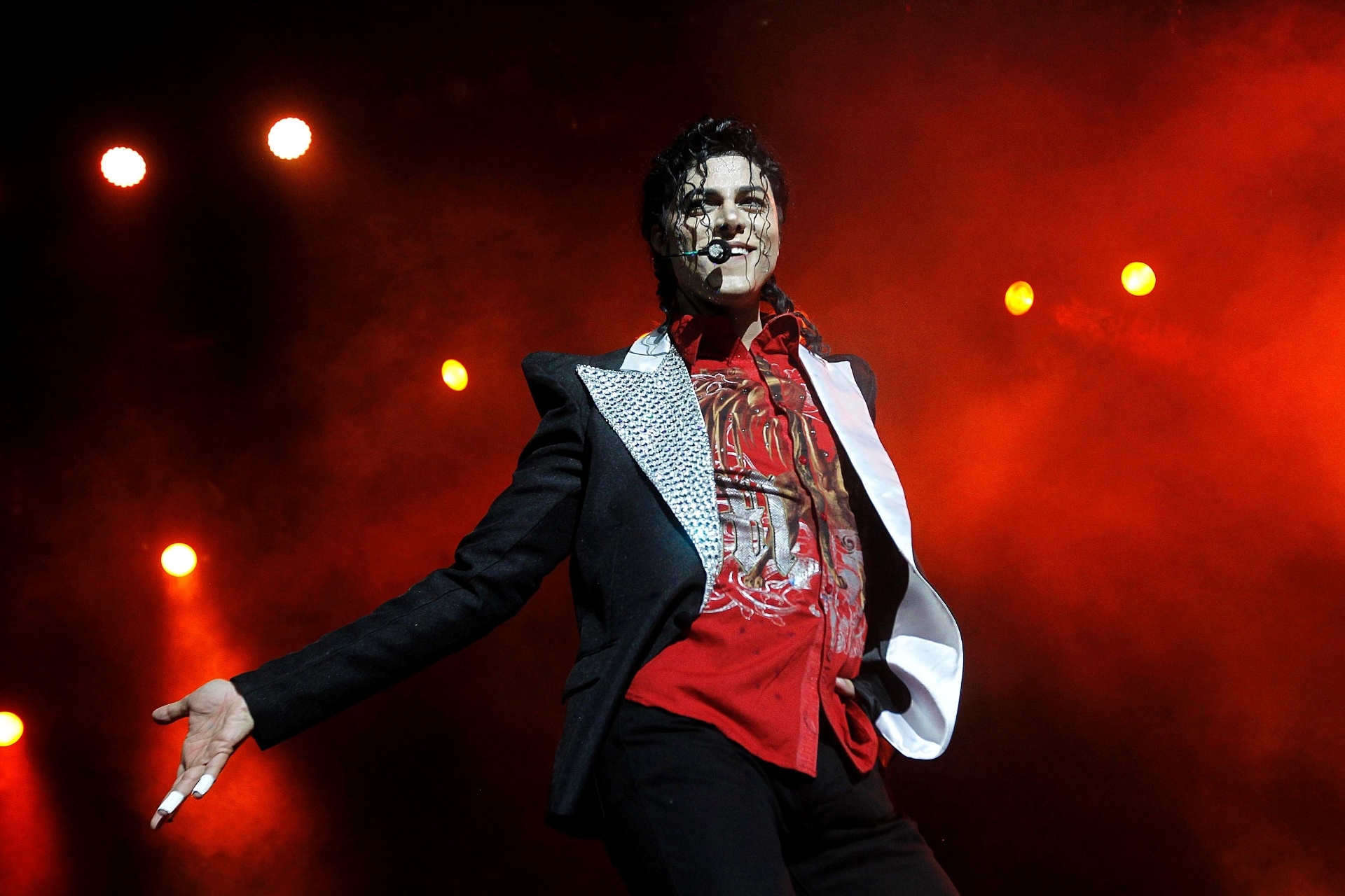 17.nov.2013 - Espetáculo "This is It" recria a trajetoria do rei do pop, Michael Jackson, com coreografias e apresentações de cantores que recordam os grandes sucessos da carreira do cantor - Reinaldo Canato/UOL