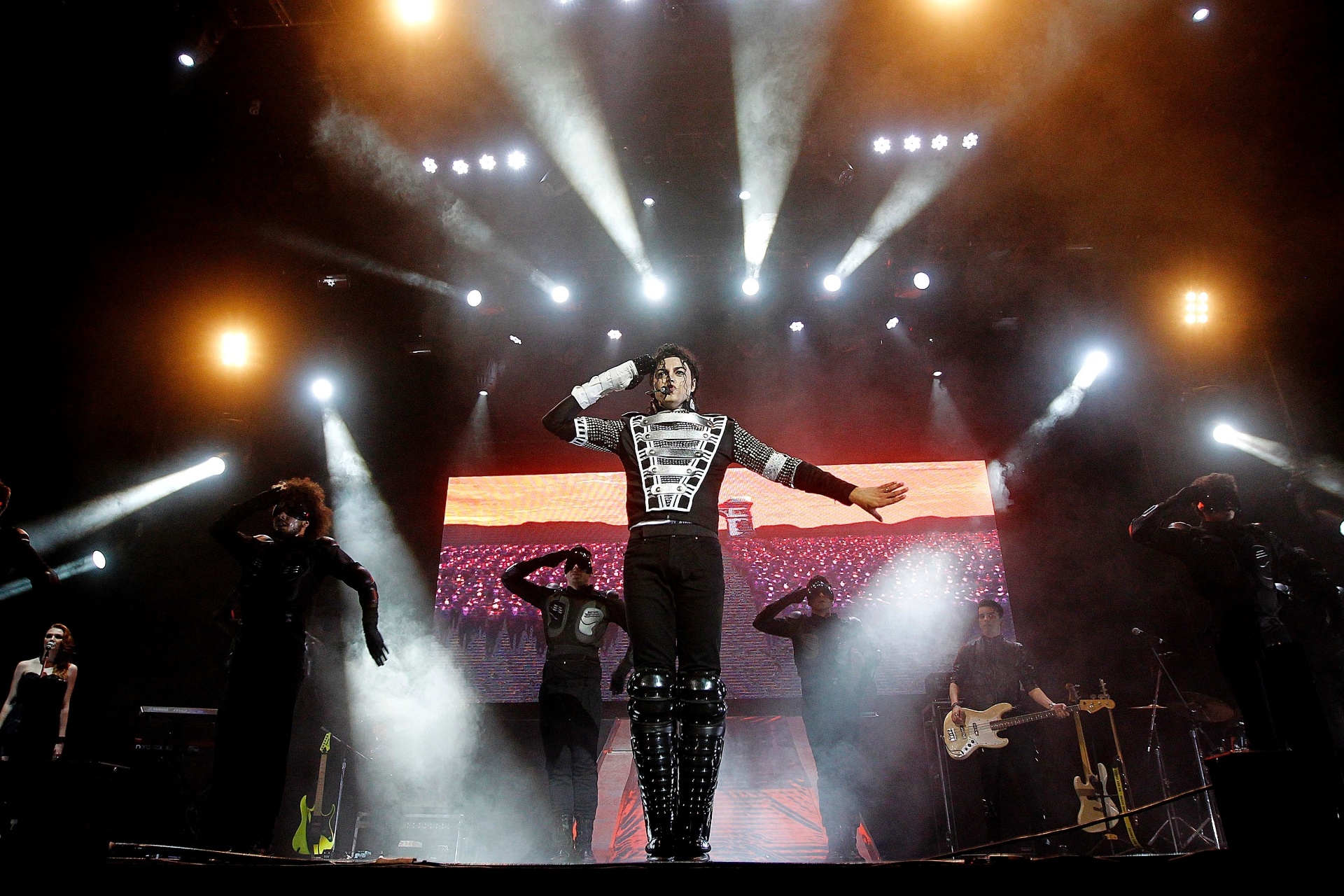 17.nov.2013 - Espetáculo "This is It" recria a trajetoria do rei do pop, Michael Jackson, com coreografias e apresentações de cantores que recordam os grandes sucessos da carreira do cantor - Reinaldo Canato/UOL