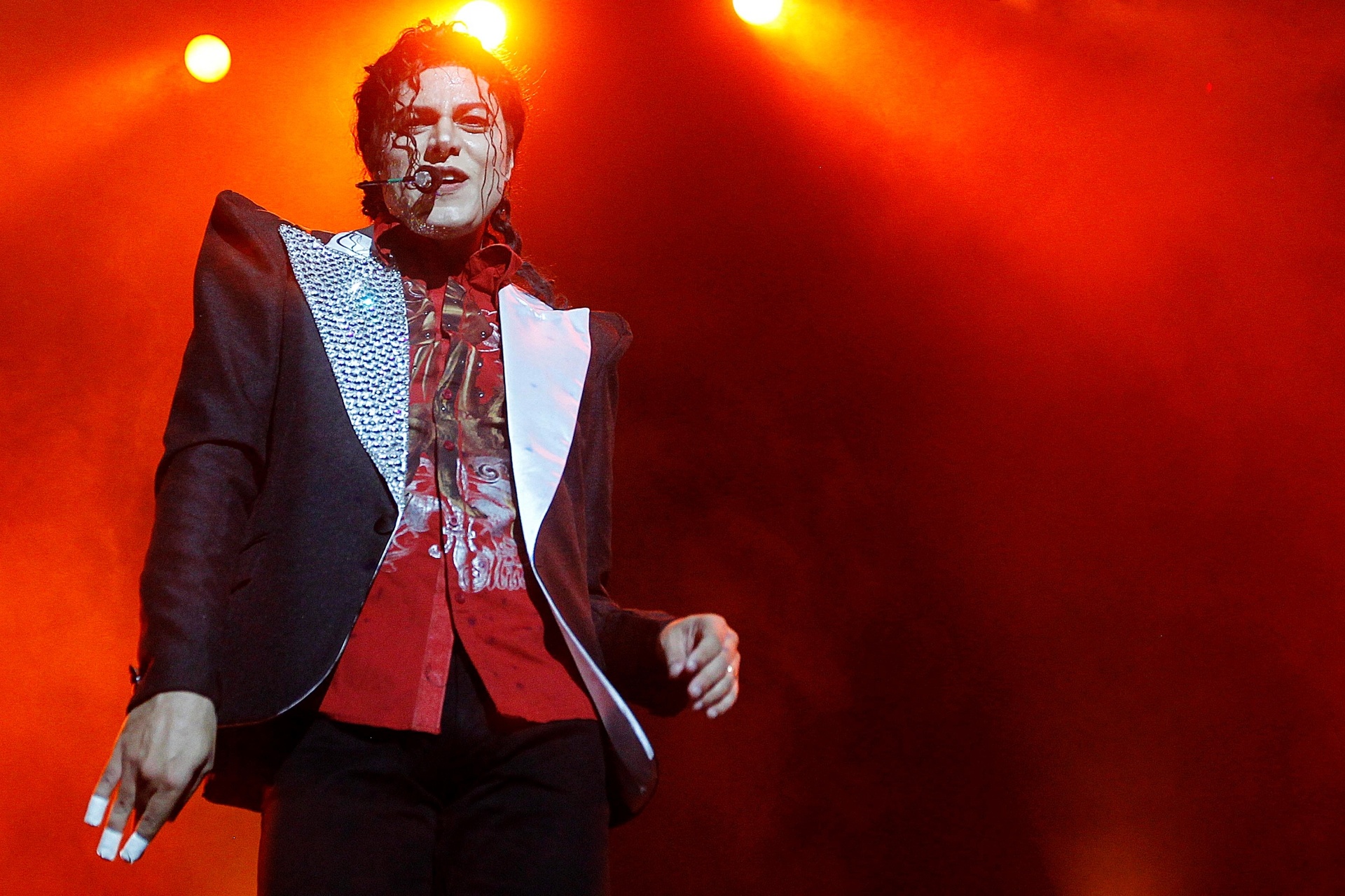 17.nov.2013 - Espetáculo "This is It" recria a trajetoria do rei do pop, Michael Jackson, com coreografias e apresentações de cantores que recordam os grandes sucessos da carreira do cantor - Reinaldo Canato/UOL