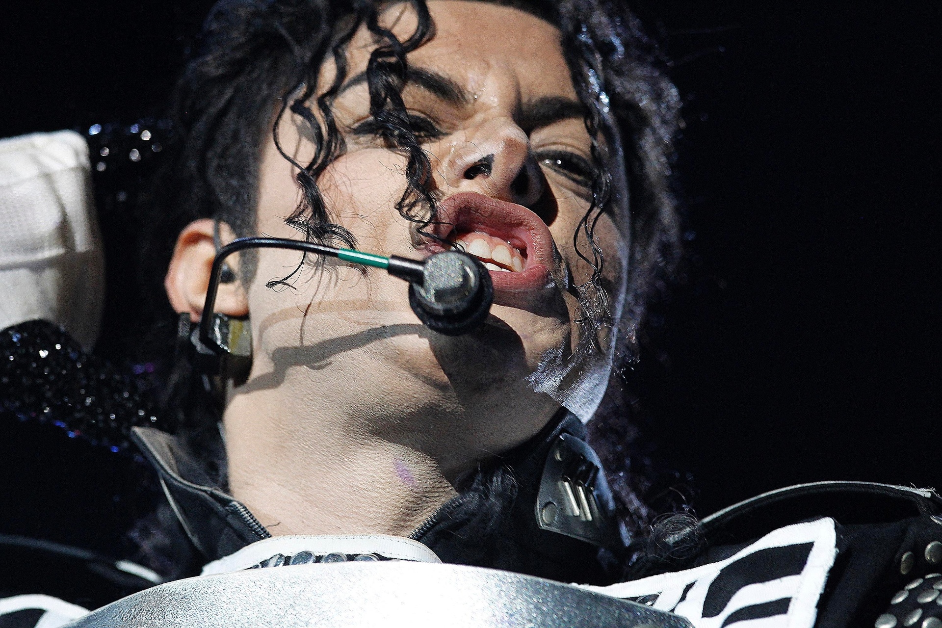 17.nov.2013 - Espetáculo "This is It" recria a trajetoria do rei do pop, Michael Jackson, com coreografias e apresentações de cantores que recordam os grandes sucessos da carreira do cantor - Reinaldo Canato/UOL