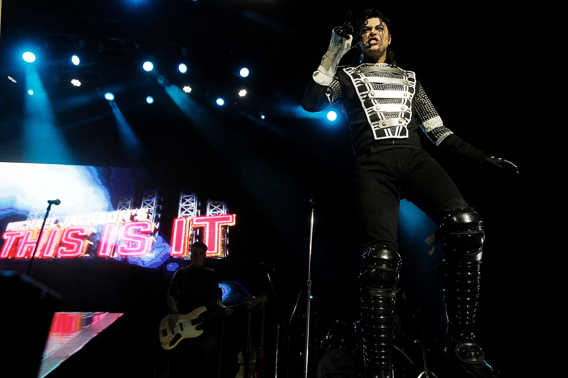 17.nov.2013 - Espetáculo "This is It" recria a trajetoria do rei do pop, Michael Jackson, com coreografias e apresentações de cantores que recordam os grandes sucessos da carreira do cantor - Reinaldo Canato/UOL
