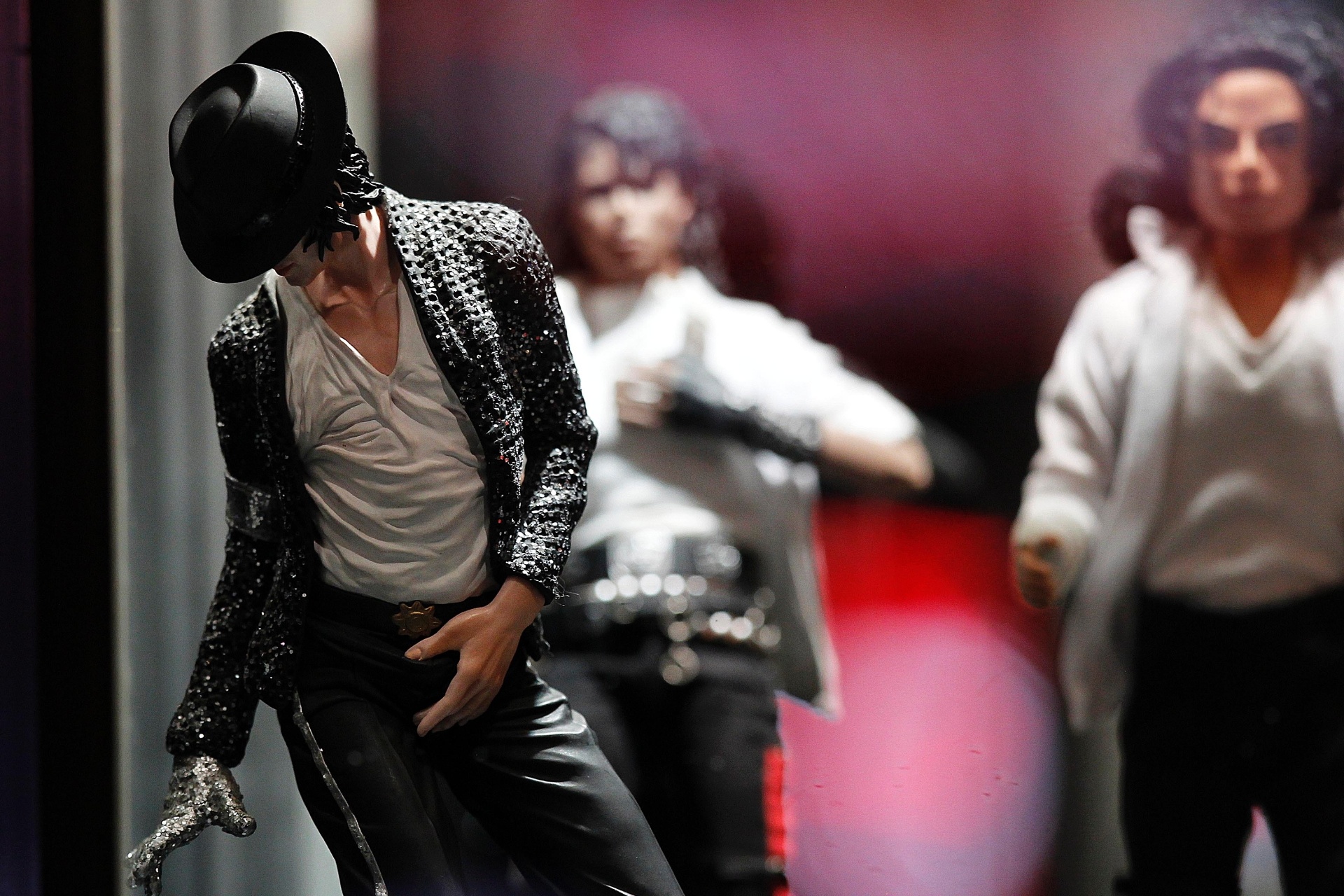 17.nov.2013 - Na entrada do Espaco das Américas, na Barra Funda, zona oeste da cidade, também há uma exposição com objetos que fazem referência à vida e à obra de Michael Jackson - Reinaldo Canato/UOL