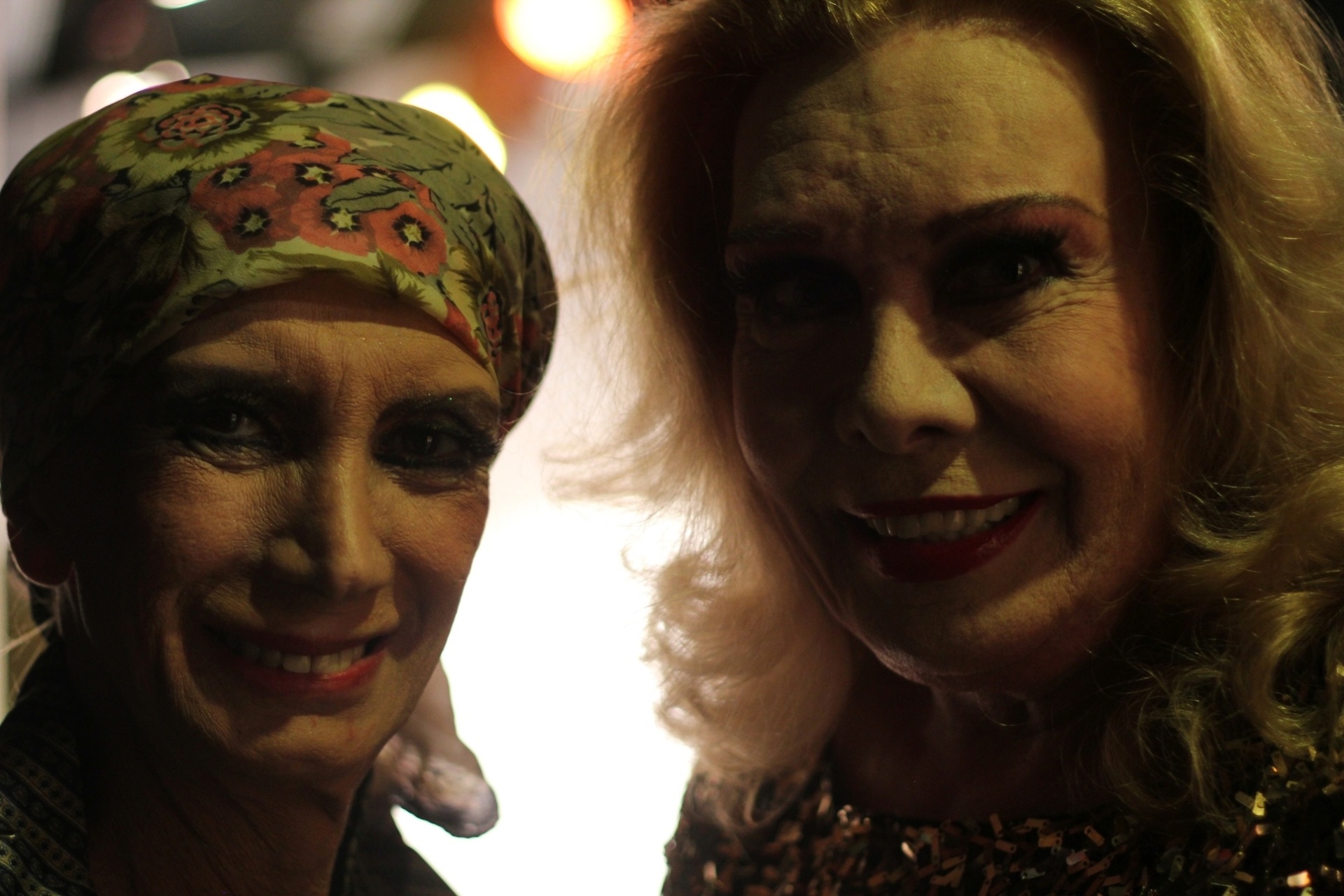 18.nov.2013 - Camile e Rogéria no camarim do show "Divinas Divas" - Daryan Dornelles/Divulgação