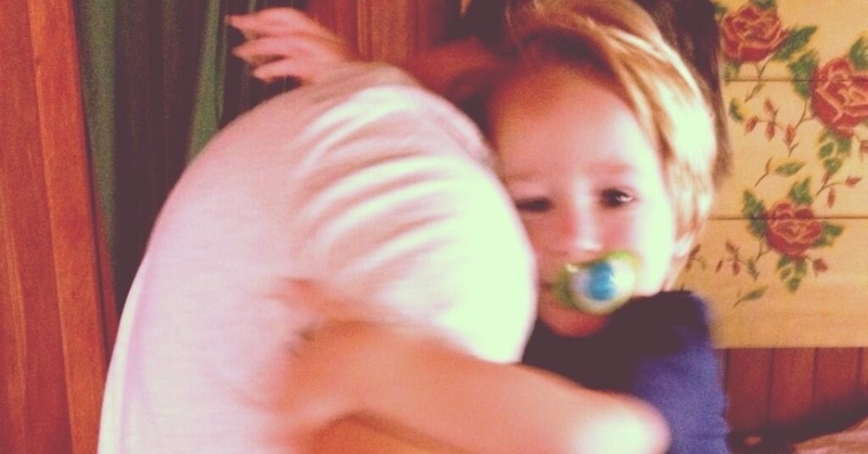 18.nov.2013 - Winits mostra foto de seu filho caçula abraçando seu namorado