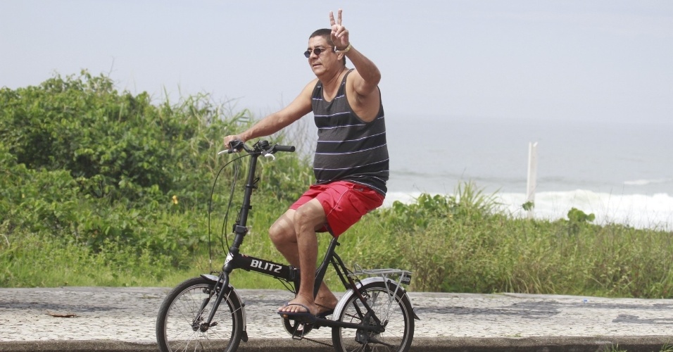 18.nov.2013 - Zeca Pagodinho anda de bicicleta na Barra da Tijuca, na zona oeste do Rio. Durante o passeio, o cantor acenou para o paparazzo