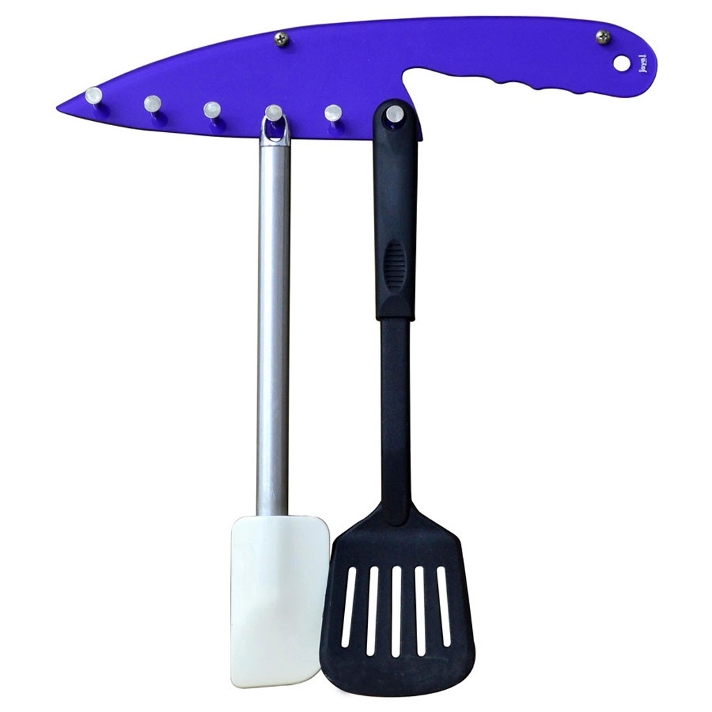 Bem humorada e colorida, essa peça em formato de faca é indicada para acomodar utensílios de cozinha. Produzida em acrílico, conta com seis ganchos e pode ser fixada com parafusos ou adesivos não inclusos. Sai por R$ 36,45 (+ frete) na Laris (www.laris.com.br) - Divulgação