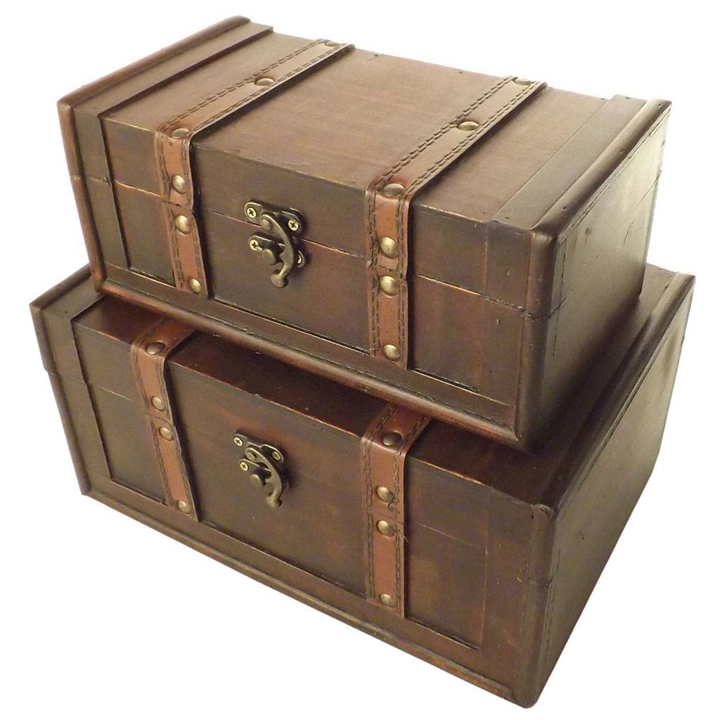 Esse jogo de baús pode ser usado para guardar qualquer tipo de objeto e ainda serve como peça de decoração. As peças são feitas em madeira com acabamento em couro. Fecho, dobradiça e puxadores são metálicos. Medidas: 10 cm x 23 cm x 13 cm (baú pequeno) e 13 cm x 27 cm x 18 cm (baú grande). O conjunto custa R$ 109,90 (+ frete) na Carro de Mola (www.carrodemola.com.br) - Divulgação