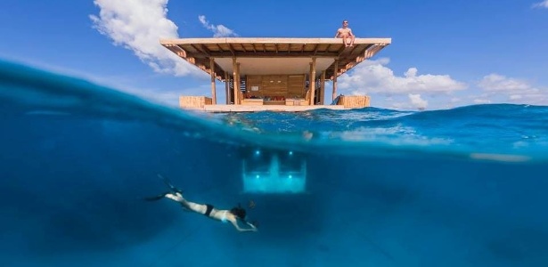 Hóspede do quarto subaquático do Manta Resort, na Tanzânia, mergulha no Oceano Índico - Divulgação