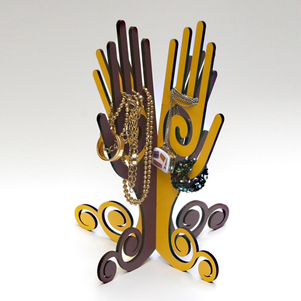 O organizador de bijuterias Las Manos pode ser usado para pendurar anéis, colares, correntes e pulseiras. Feito em MDF adesivado, mede 16 cm x 16 cm x 19,5 cm e está à venda por R$ 44 (+ frete) na Casa que Tem (www.casaquetem.com.br) - Divulgação