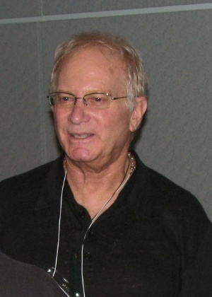 O professor e roteirista Syd Field - Wikimedia Commons