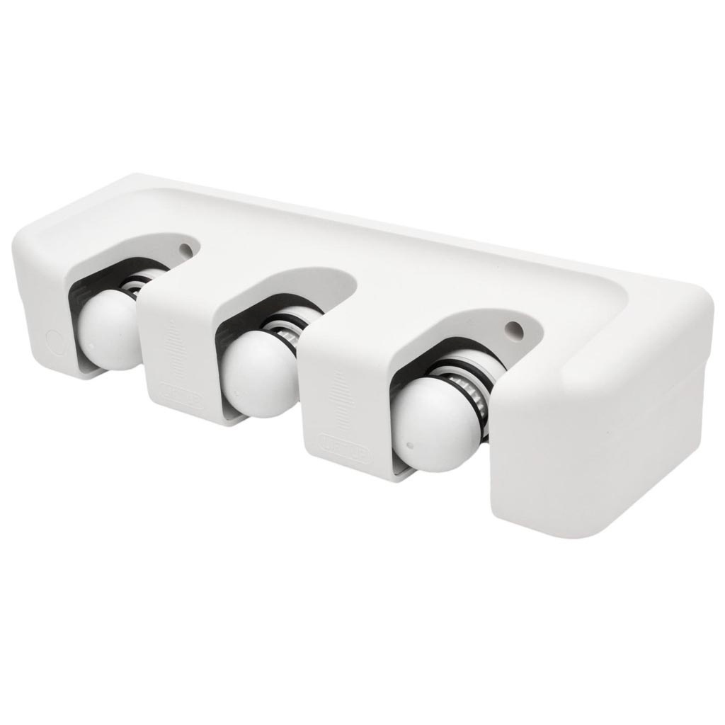 Um dos locais que mais requer organização é a área de serviço. Especialmente indicada para esse ambiente, esse porta-vassoura é fabricado em plástico e tem acabamento em borracha. A peça, que suporta até três vassouras/rodos, está à venda por R$ 64,90 (+ frete) na Oz (www.lojaoz.com.br) - Divulgação