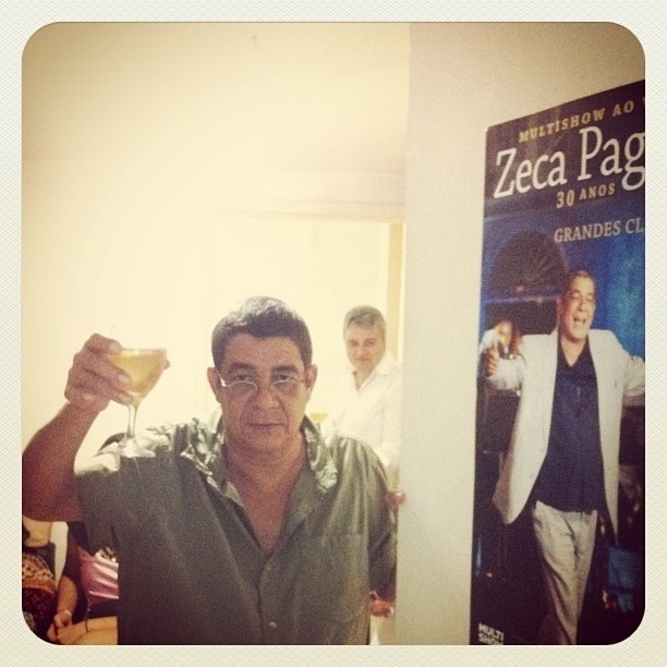 Zeca Pagodinho não dispensa uma cerveja gelada em seu camarim