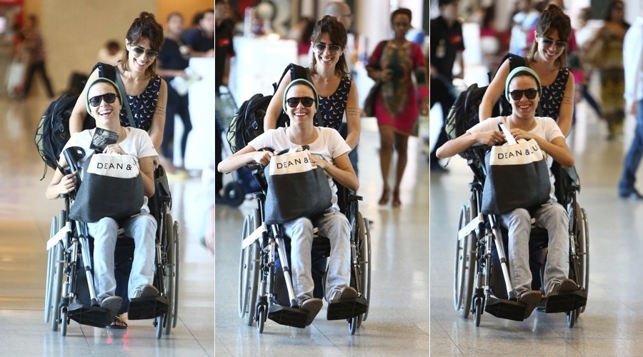 19.nov.2013 - Acompanhada da mulher, Lua Leça, Maria Gadú circulou de cadeira de rodas pelo aeroporto Santos Dumont, no Rio. A cantora rompeu os ligamentos do joelho recentemente