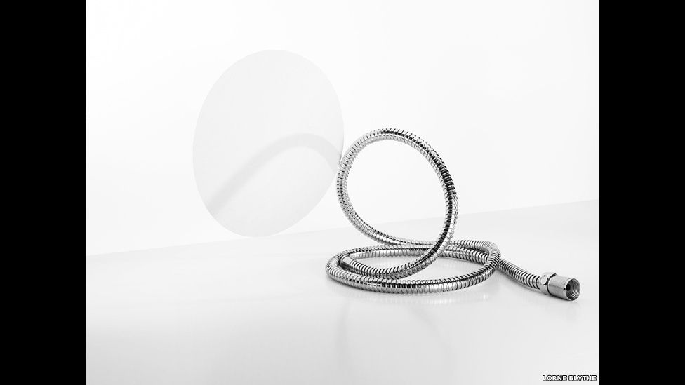 "As fotografias de Lorne Blythe muitas vezes se concentram em objetos cotidianos - dados, espelhos, lâminas de barbear e bolas - que são descontextualizadas no estúdio", explica a curadora, Kate Greenberg - Lorne Blythe/Still Life of Spiral/BBC