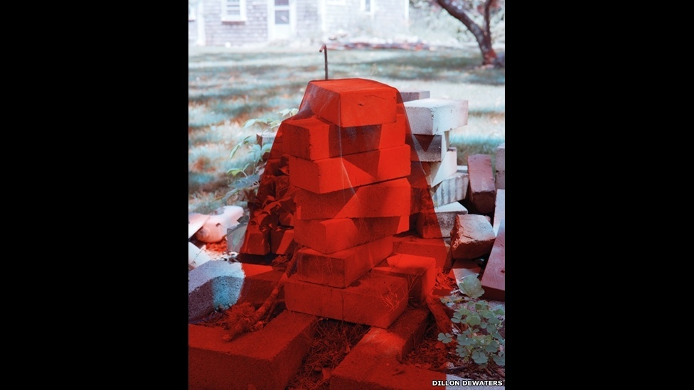 Dillon DeWaters cria imagens influenciadas pelo cinema e ficção científica. Seu trabalho mais recente usa objetos do cotidiano para envolver o espectador e criar a noção de que as coisas nem sempre são o que parecem - DeWaters/Refractory Mass/BBC