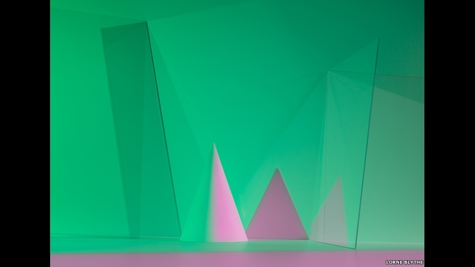 Em Lightplay, Blythe recria uma série de testes de visão criados em meados dos anos 1970 em que a percepção do espectador é diretamente desafiada - Lorne Blythe/Canonical Perspective - Green Adaptation/BBC