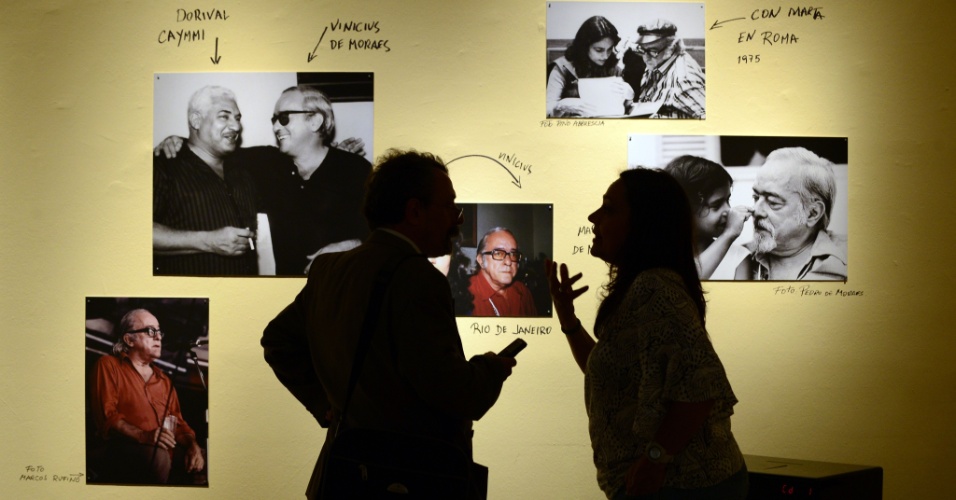 19.nov.2013 - A argentina Marta Rodrigues Santamaria (dir.), que foi mulher de Vinicius de Moraes, conversa com jornalista durante a inauguração de uma exposição em Buenos Aires que celebra o centenário do poeta e compositor. A mostra expõe fotos de Vinicius com o poeta chileno Pablo Neruda, com o ex-jogador Pelé, com o cineasta Orson Welles, entre outros
