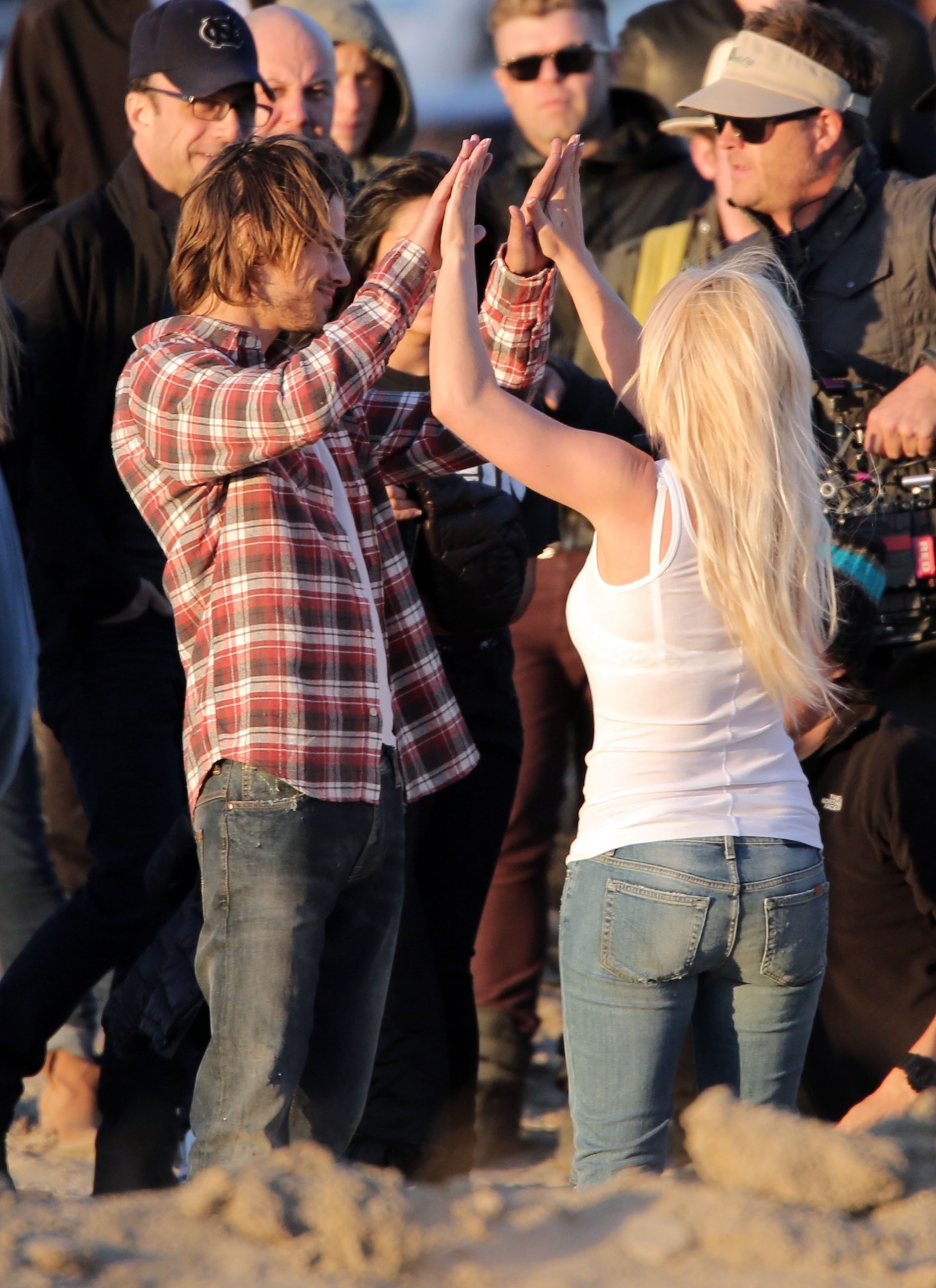 19.nov.2013 - A cantora apareceu contracenando com um homem no deserto da Califórnia. A cantora, que lança o novo disco "Britney Jean" no começo de dezembro, não divulgou o nome da música - PacificCoastNews/The Grosby Group